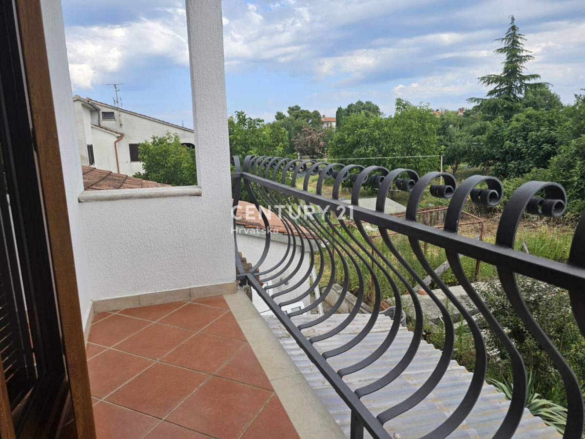 POREČ, PRODAJA SE STAN S VRTOM, DVE GARAŽI, 2 KM OD MORJA