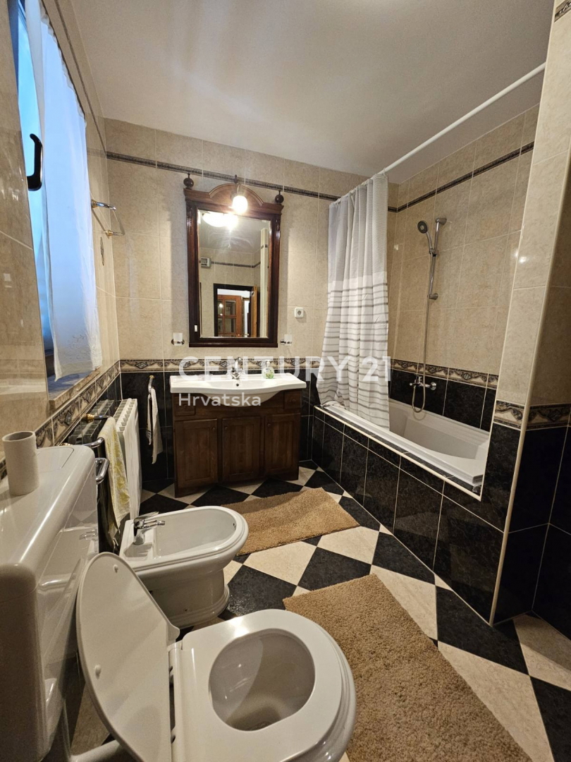 POREČ, PRODAJA SE STAN S VRTOM, DVE GARAŽI, 2 KM OD MORJA