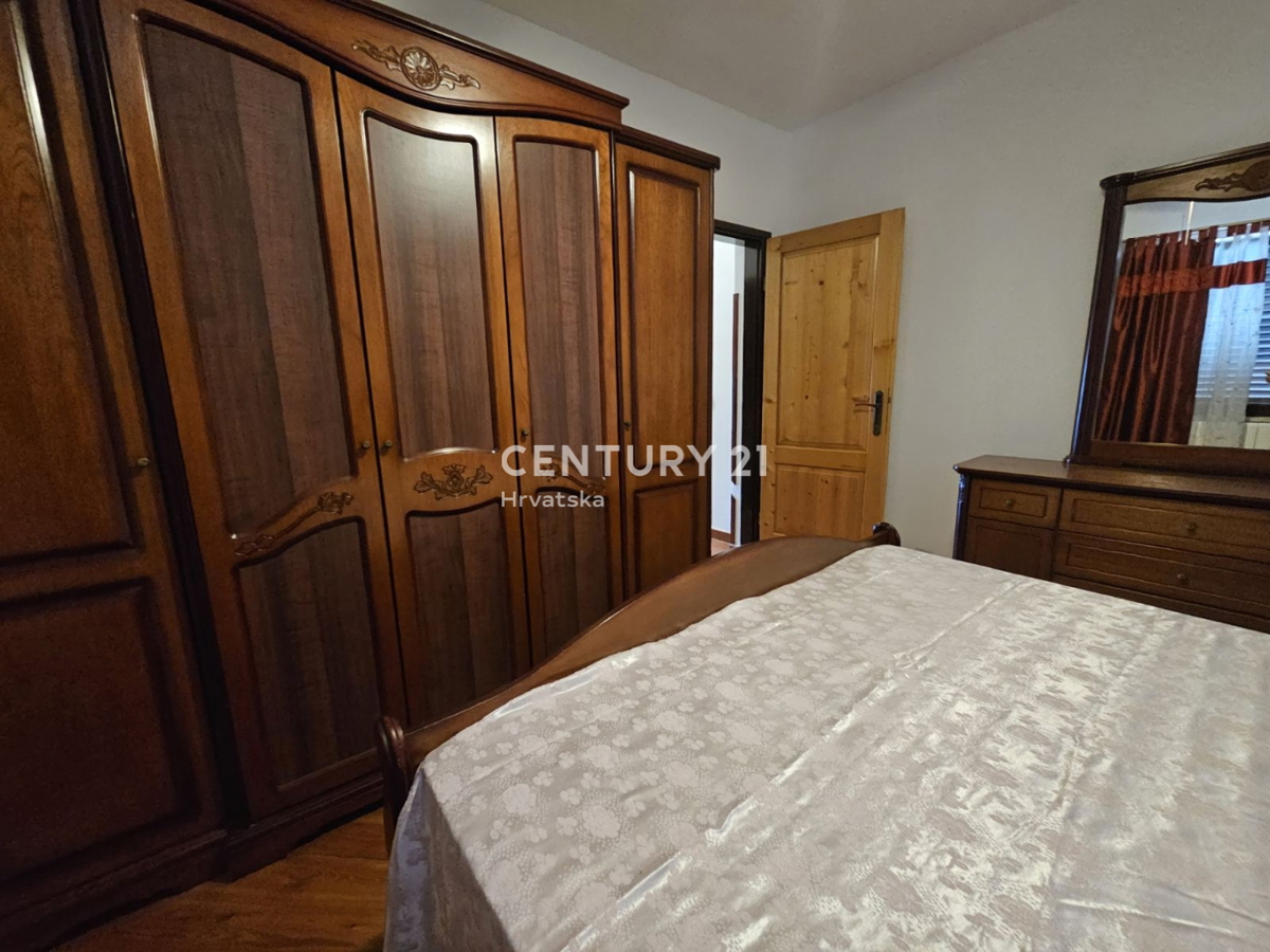 POREČ, PRODAJA SE STAN S VRTOM, DVE GARAŽI, 2 KM OD MORJA