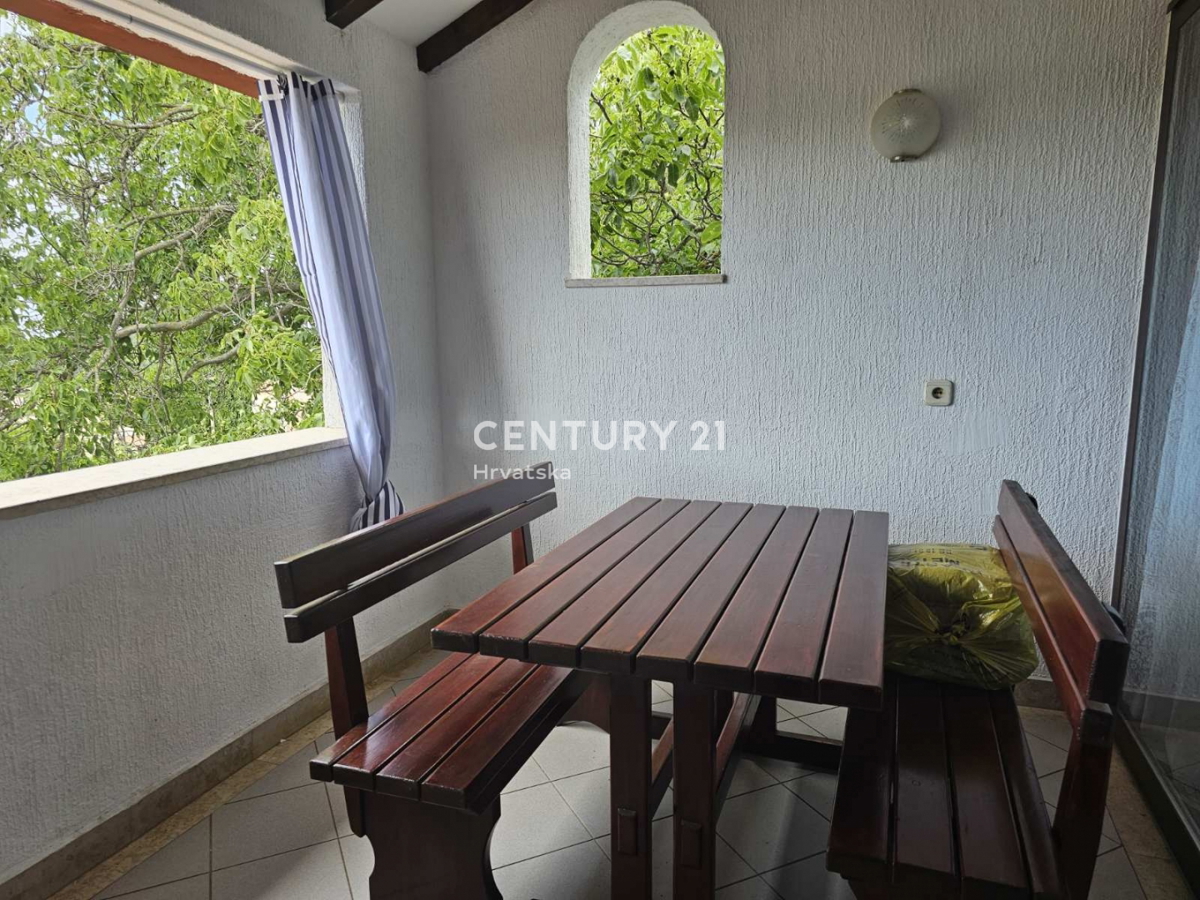 POREČ, PRODAJA SE STAN S VRTOM, DVE GARAŽI, 2 KM OD MORJA