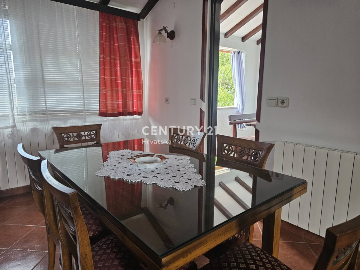 POREČ, PRODAJA SE STAN S VRTOM, DVE GARAŽI, 2 KM OD MORJA