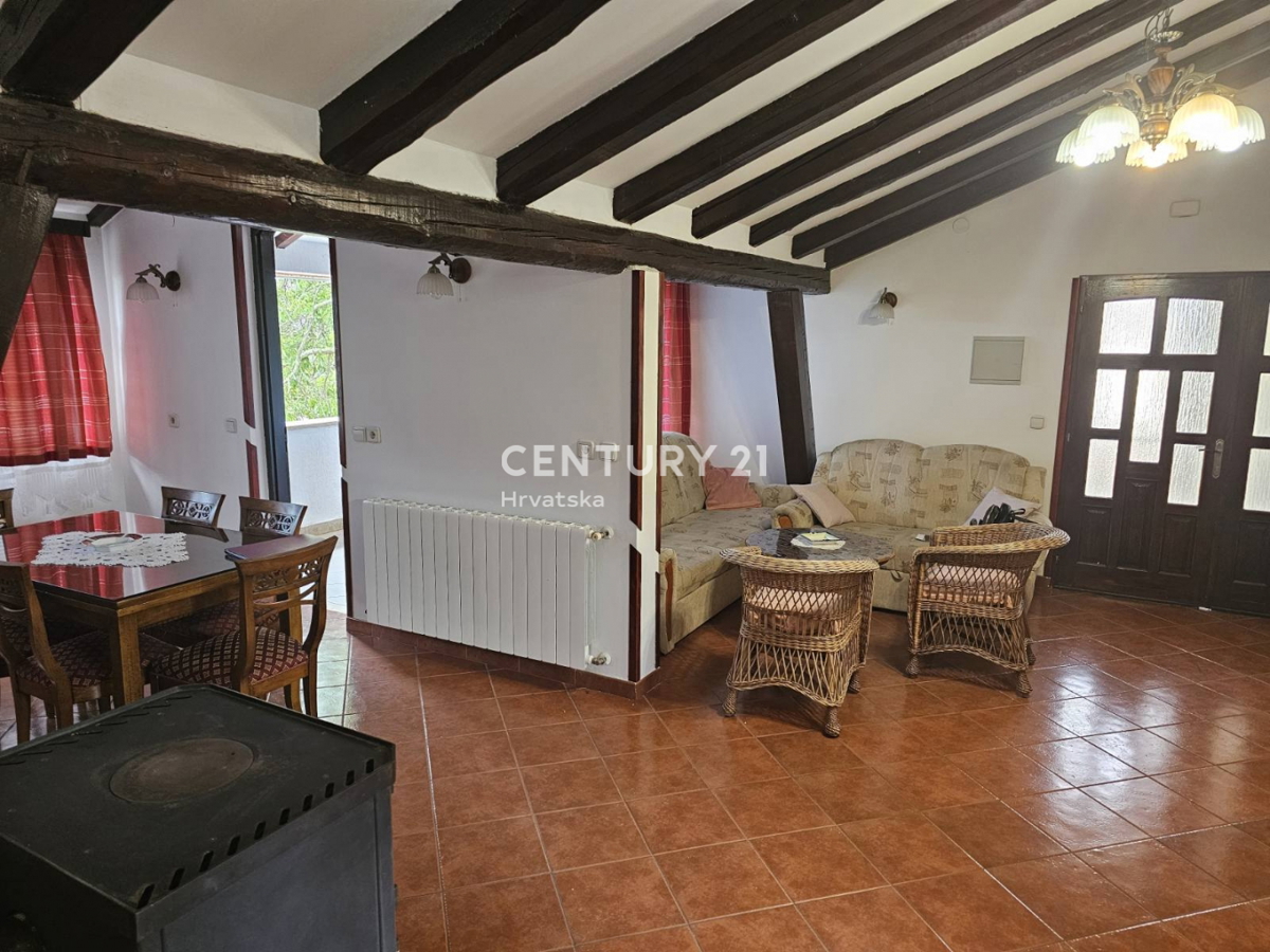 POREČ, PRODAJA SE STAN S VRTOM, DVE GARAŽI, 2 KM OD MORJA