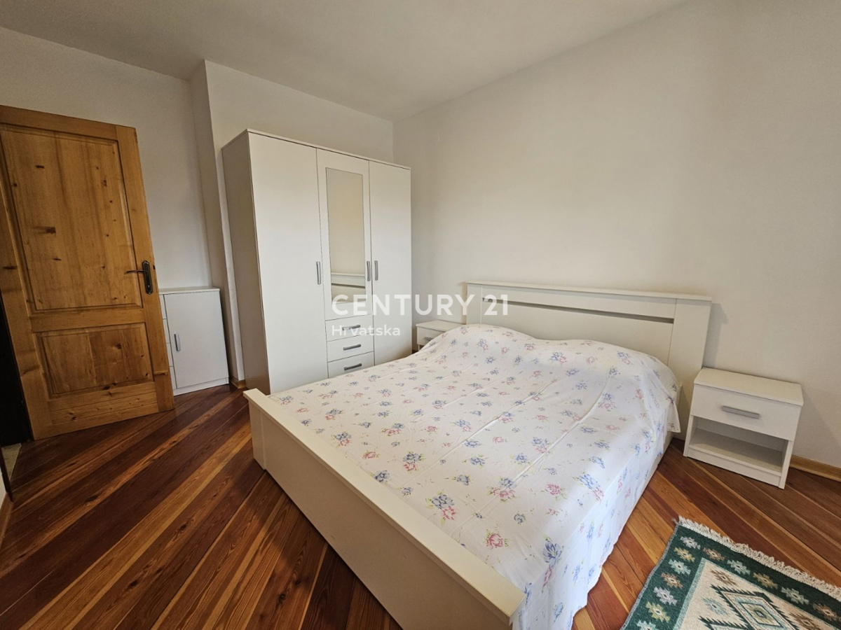 POREČ, PRODAJA SE STAN S VRTOM, DVE GARAŽI, 2 KM OD MORJA