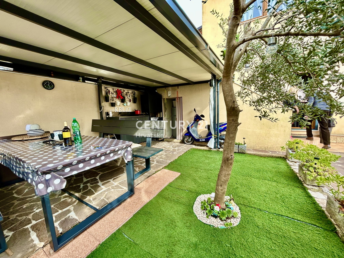 UMAG, CENTAR, NOV STAN Z OPREMO V PRIZEMLJU