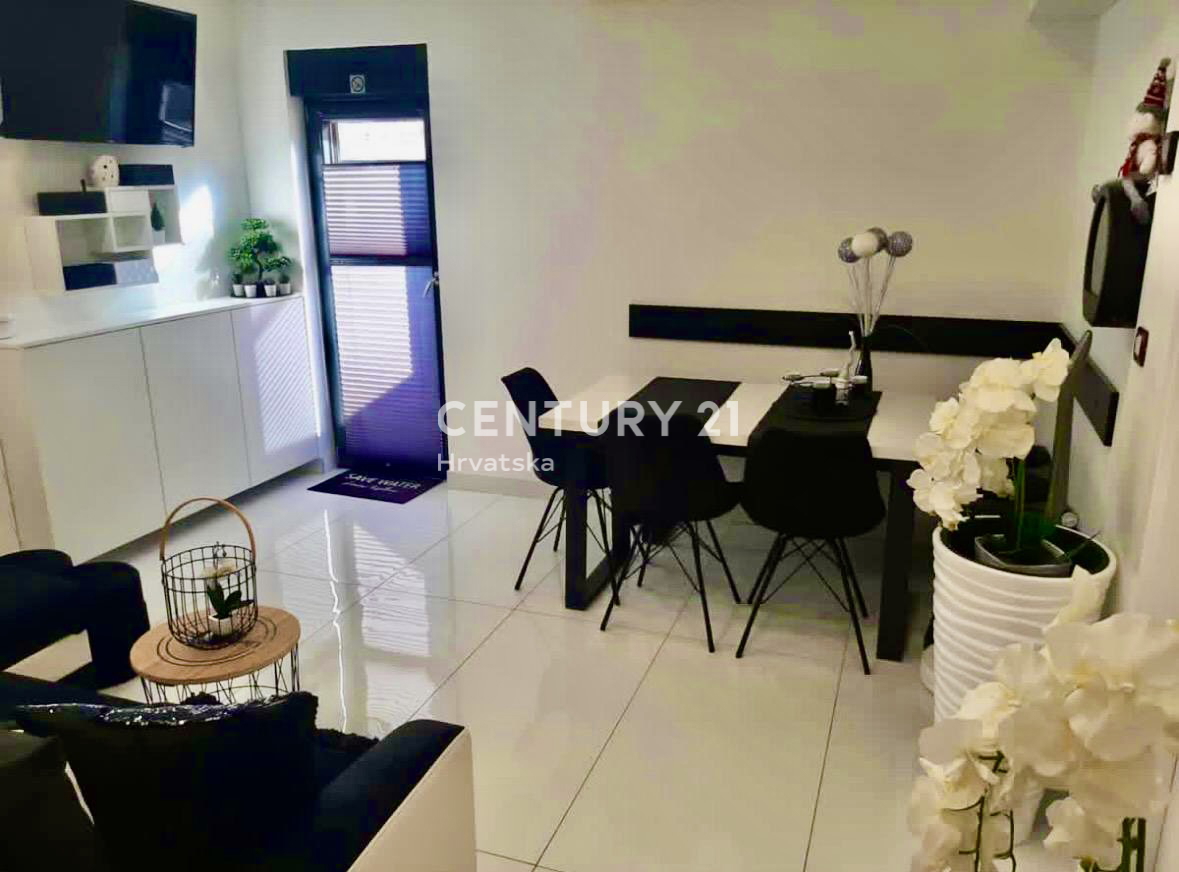 UMAG, CENTAR, NOV STAN Z OPREMO V PRIZEMLJU