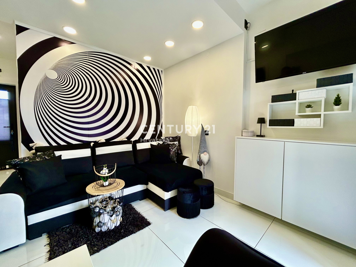 UMAG, CENTAR, NOV STAN Z OPREMO V PRIZEMLJU