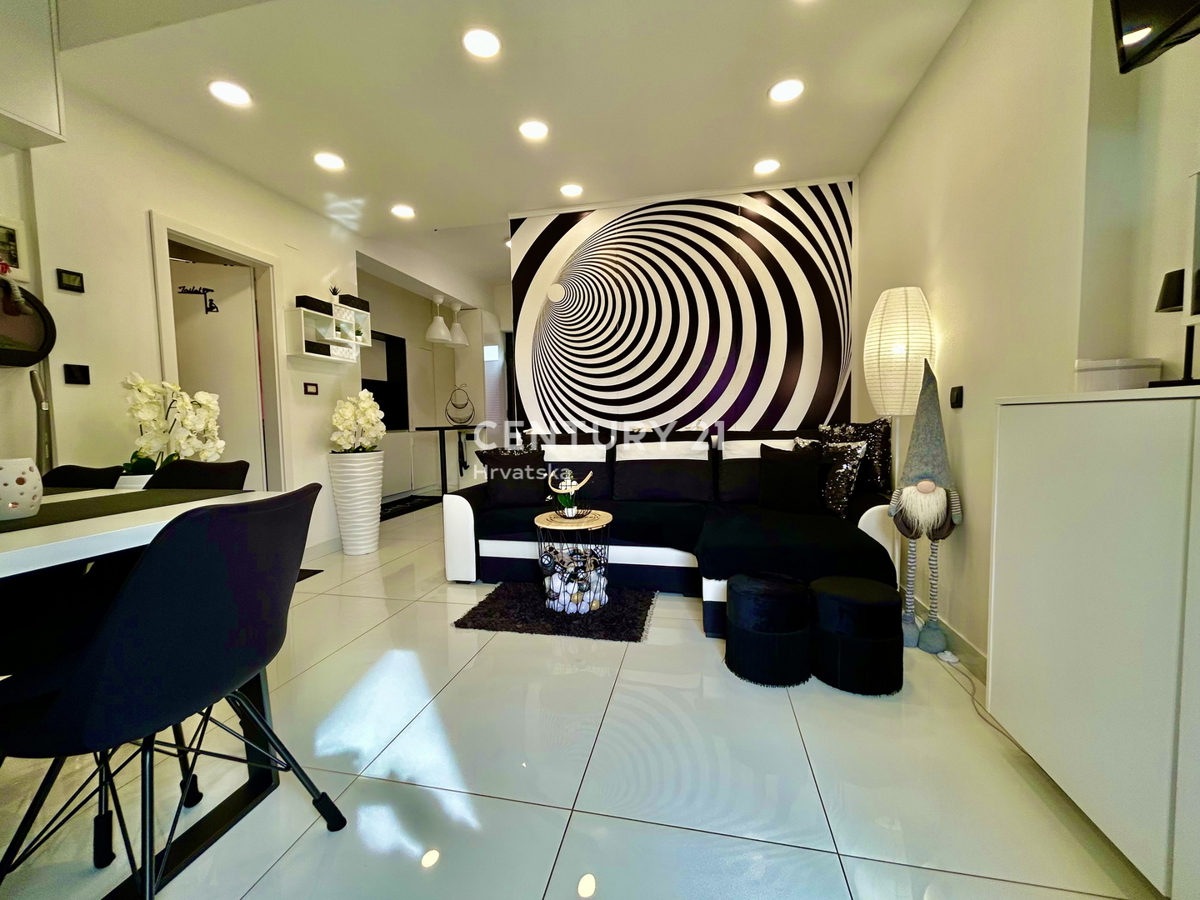 UMAG, CENTAR, NOV STAN Z OPREMO V PRIZEMLJU