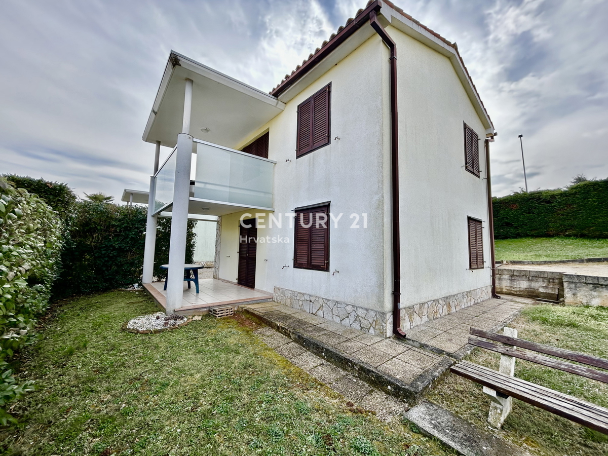 NOVIGRAD, OKOLICA, SAMOSTOJNA HIŠA SAMO 80 METROV OD PLAŽE S POGLEDOM NA MORJE