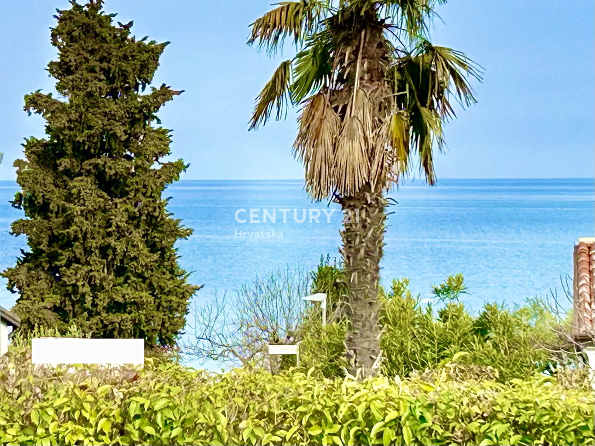 NOVIGRAD, OKOLICA, SAMOSTOJNA HIŠA SAMO 80 METROV OD PLAŽE S POGLEDOM NA MORJE