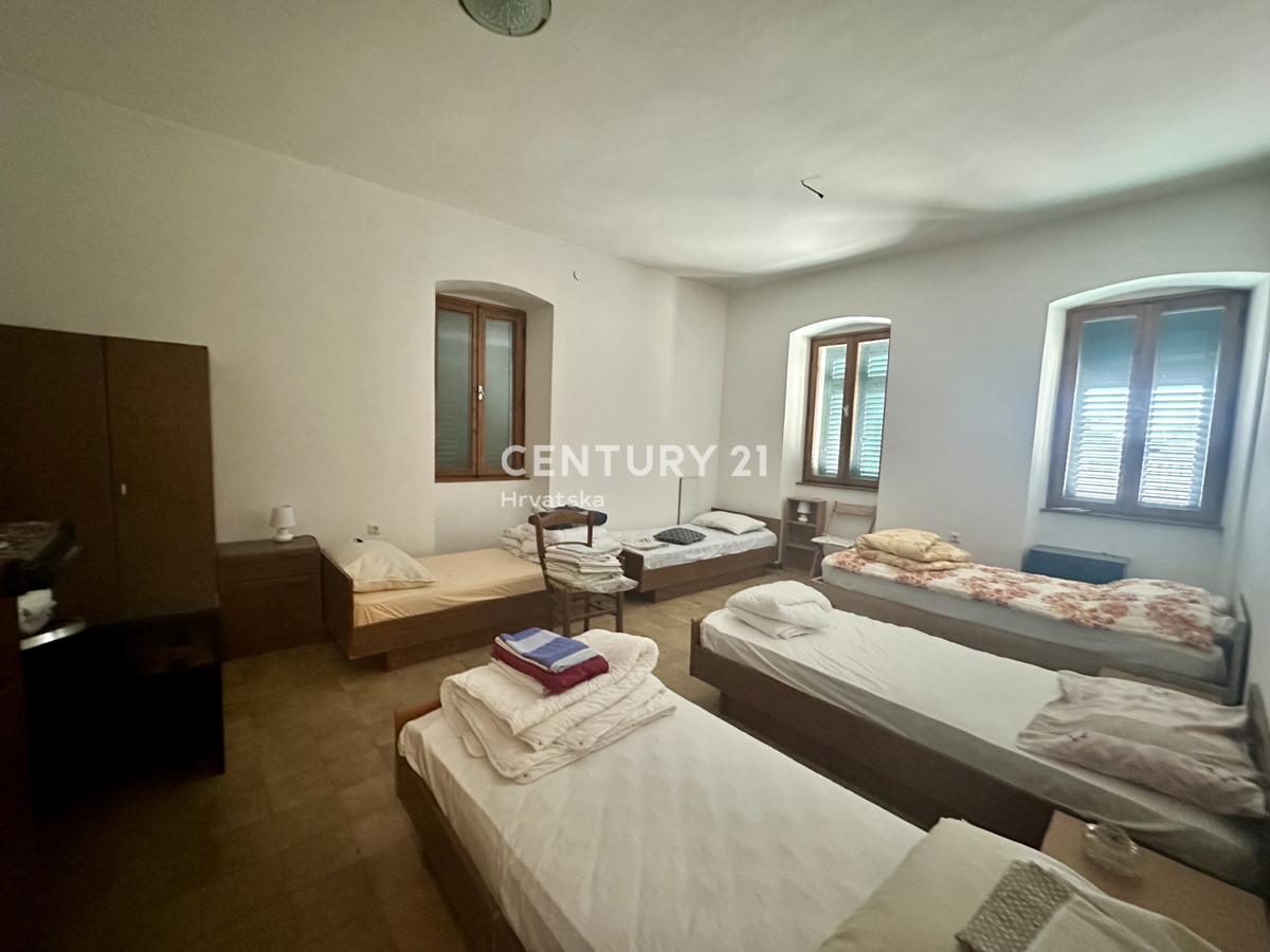 LABIN, NEDEŠĆINA, HIŠA Z VELIKIMI SPALNICAMI, NEKDANJI HOTEL V SREDIŠČU KRAJA