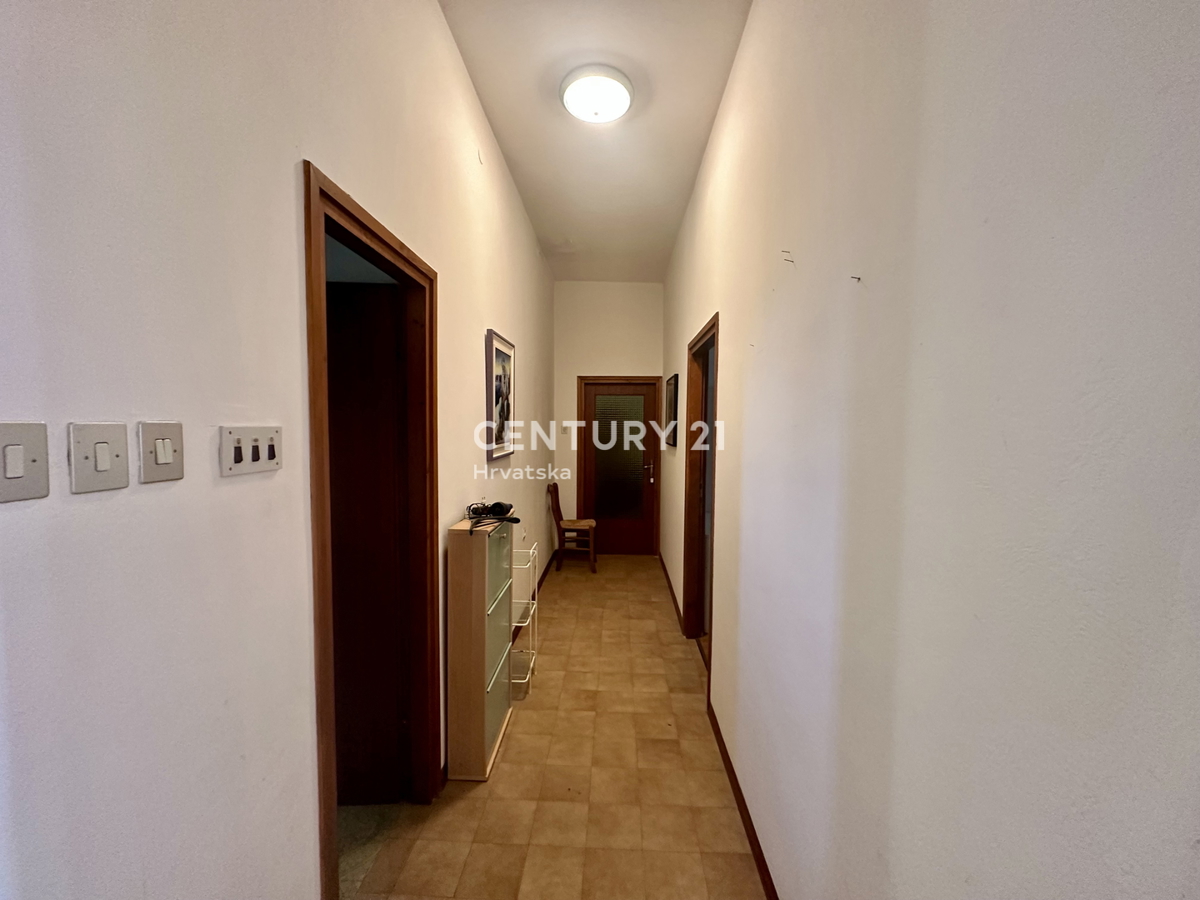 LABIN, NEDEŠĆINA, HIŠA Z VELIKIMI SPALNICAMI, NEKDANJI HOTEL V SREDIŠČU KRAJA