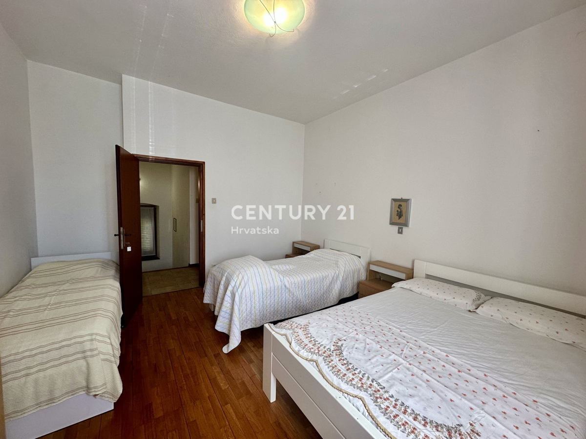 LABIN, NEDEŠĆINA, HIŠA Z VELIKIMI SPALNICAMI, NEKDANJI HOTEL V SREDIŠČU KRAJA