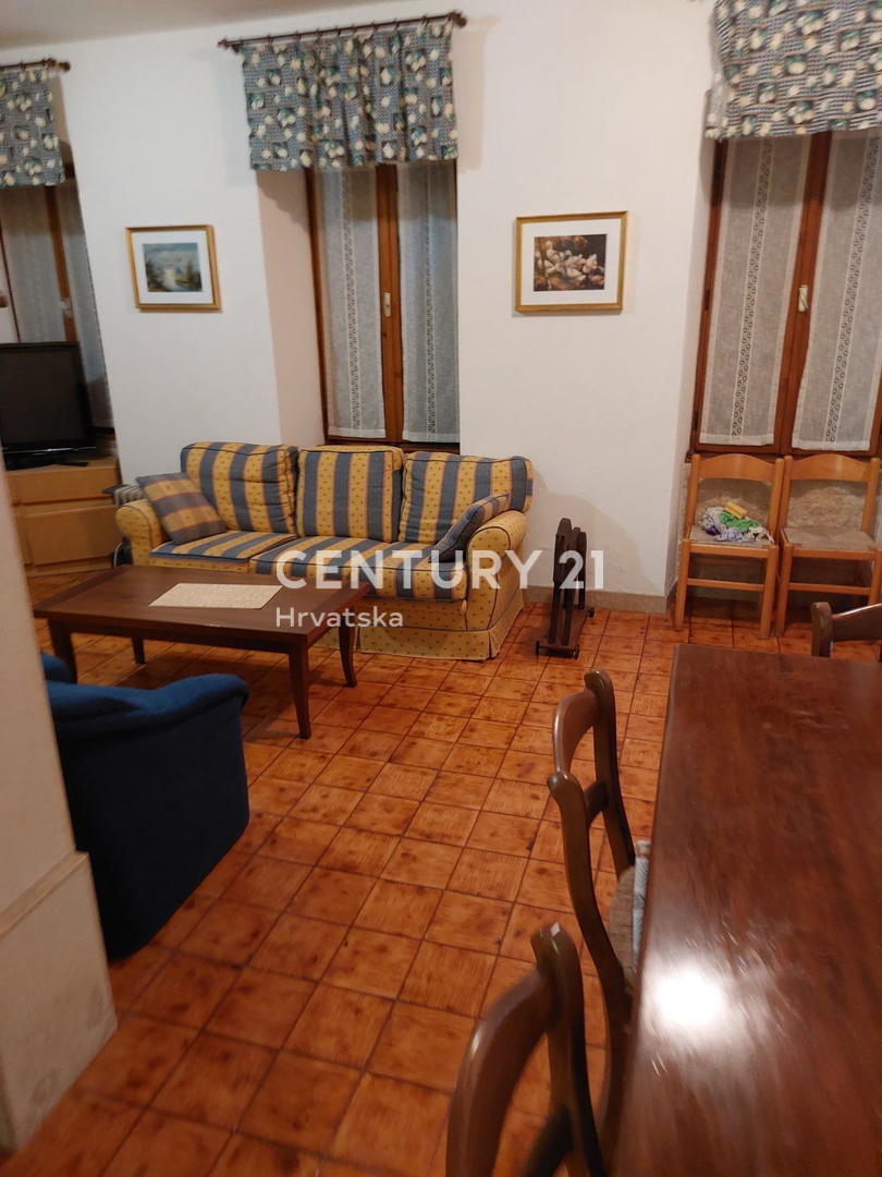 LABIN, NEDEŠĆINA, HIŠA Z VELIKIMI SPALNICAMI, NEKDANJI HOTEL V SREDIŠČU KRAJA