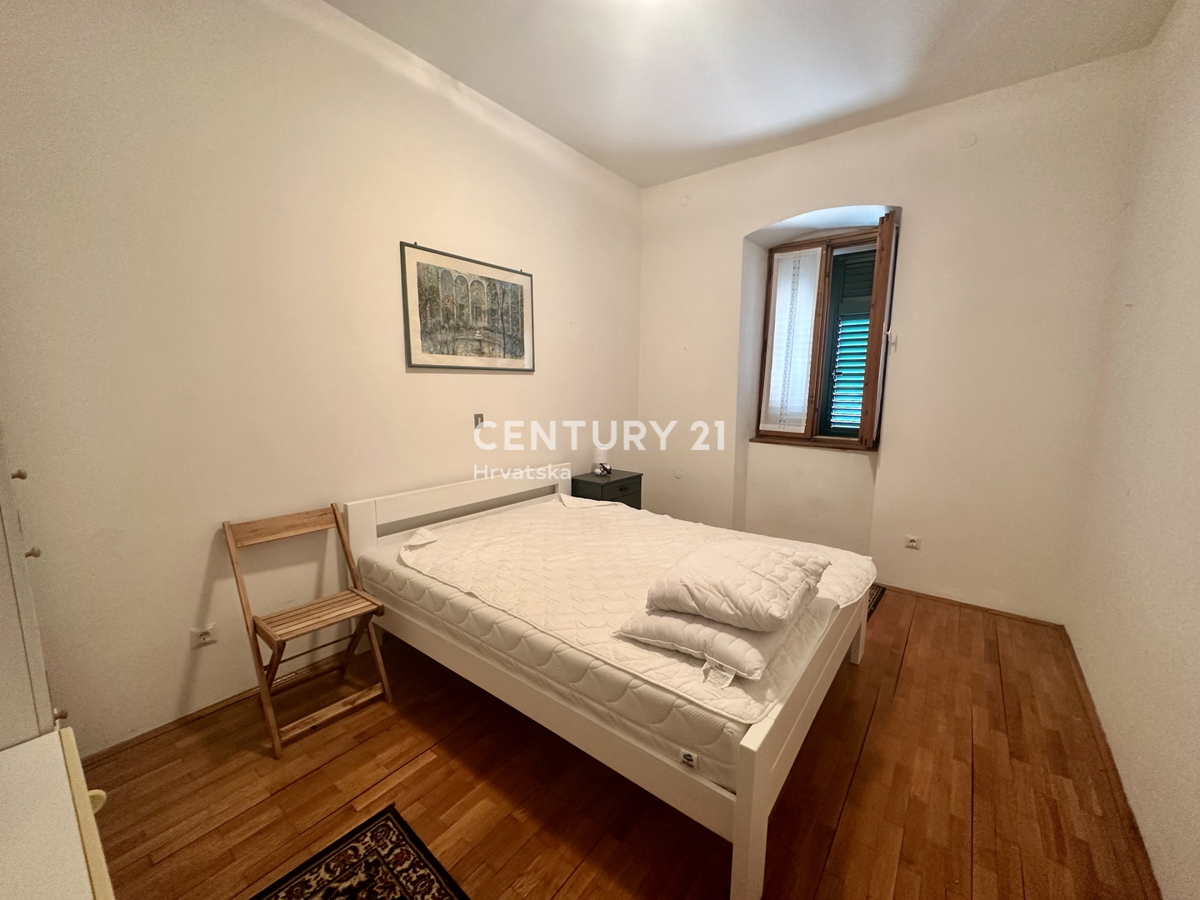 LABIN, NEDEŠĆINA, HIŠA Z VELIKIMI SPALNICAMI, NEKDANJI HOTEL V SREDIŠČU KRAJA