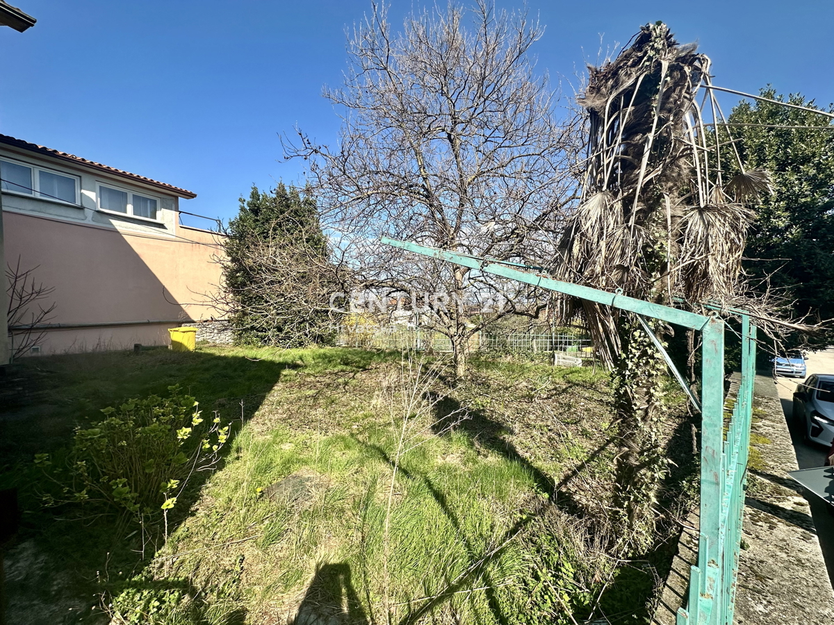 LABIN, NEDEŠĆINA, HIŠA Z VELIKIMI SPALNICAMI, NEKDANJI HOTEL V SREDIŠČU KRAJA