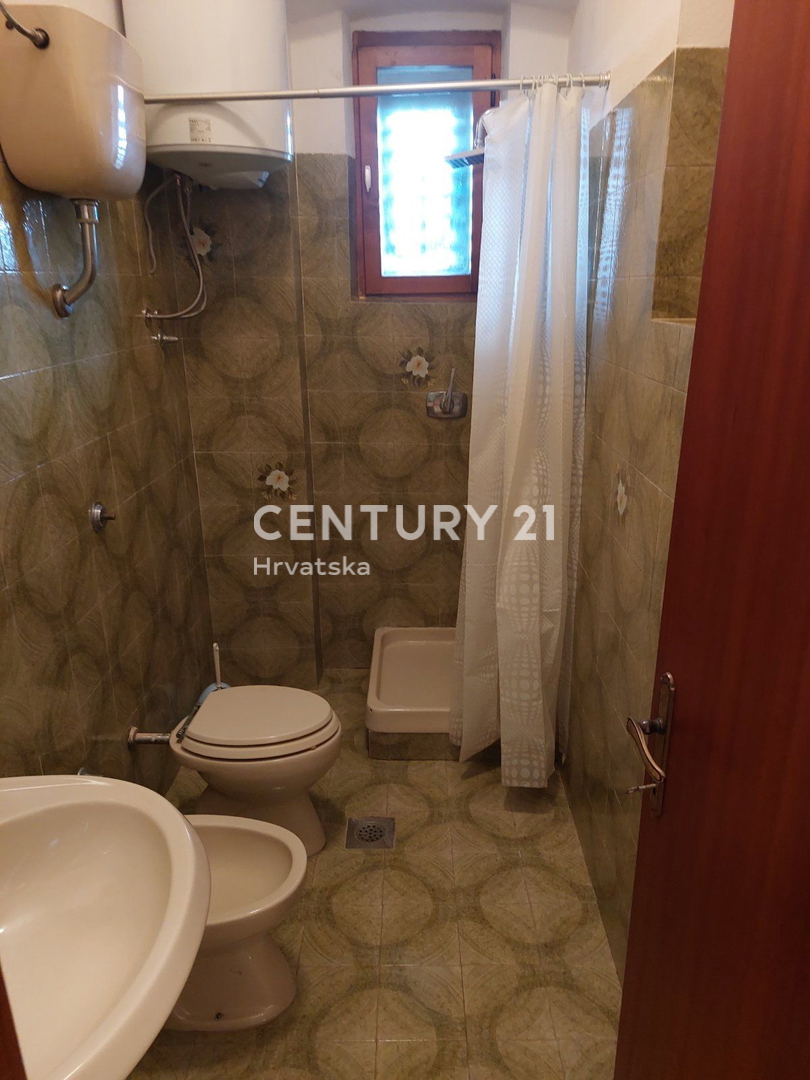 LABIN, NEDEŠĆINA, HIŠA Z VELIKIMI SPALNICAMI, NEKDANJI HOTEL V SREDIŠČU KRAJA