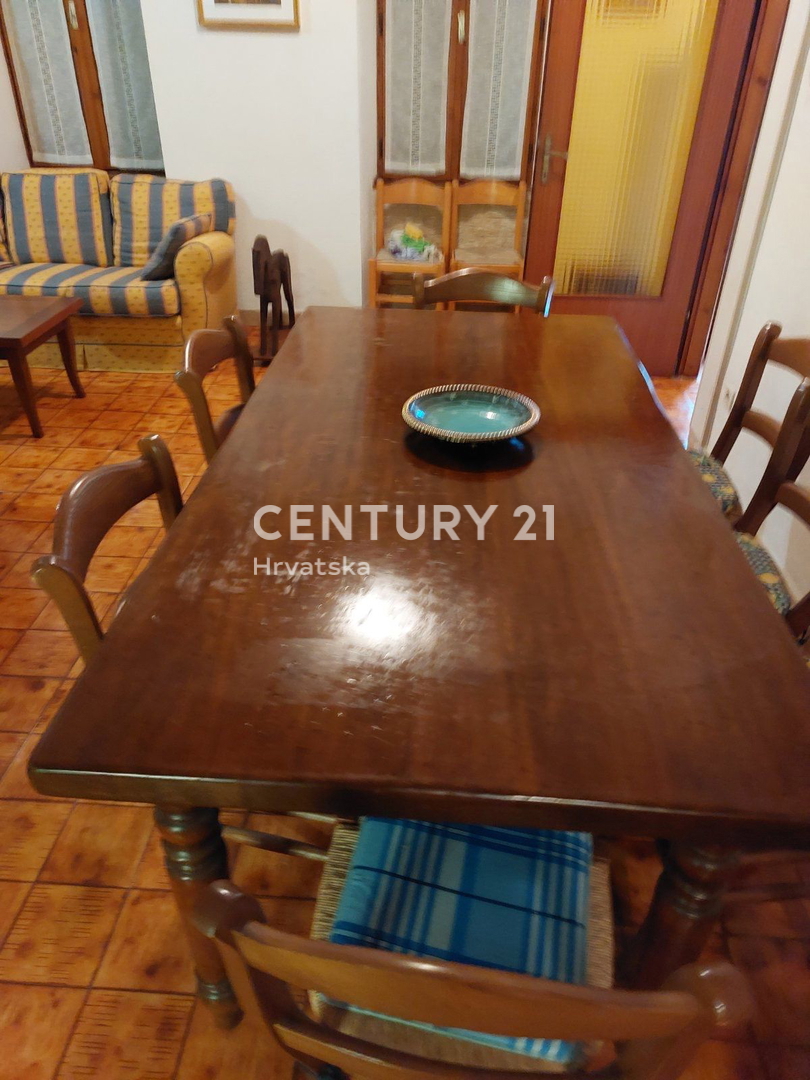 LABIN, NEDEŠĆINA, HIŠA Z VELIKIMI SPALNICAMI, NEKDANJI HOTEL V SREDIŠČU KRAJA