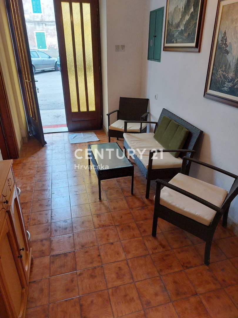 LABIN, NEDEŠĆINA, HIŠA Z VELIKIMI SPALNICAMI, NEKDANJI HOTEL V SREDIŠČU KRAJA