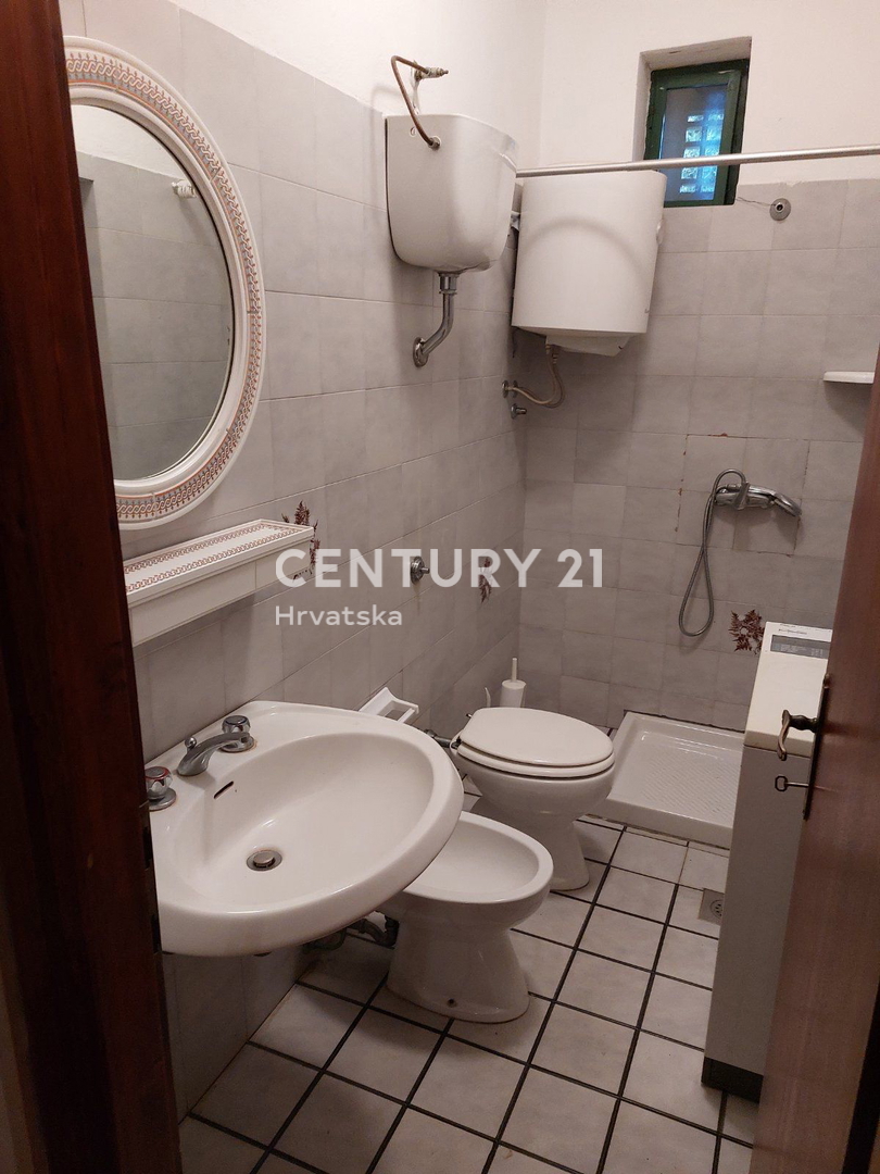 LABIN, NEDEŠĆINA, HIŠA Z VELIKIMI SPALNICAMI, NEKDANJI HOTEL V SREDIŠČU KRAJA