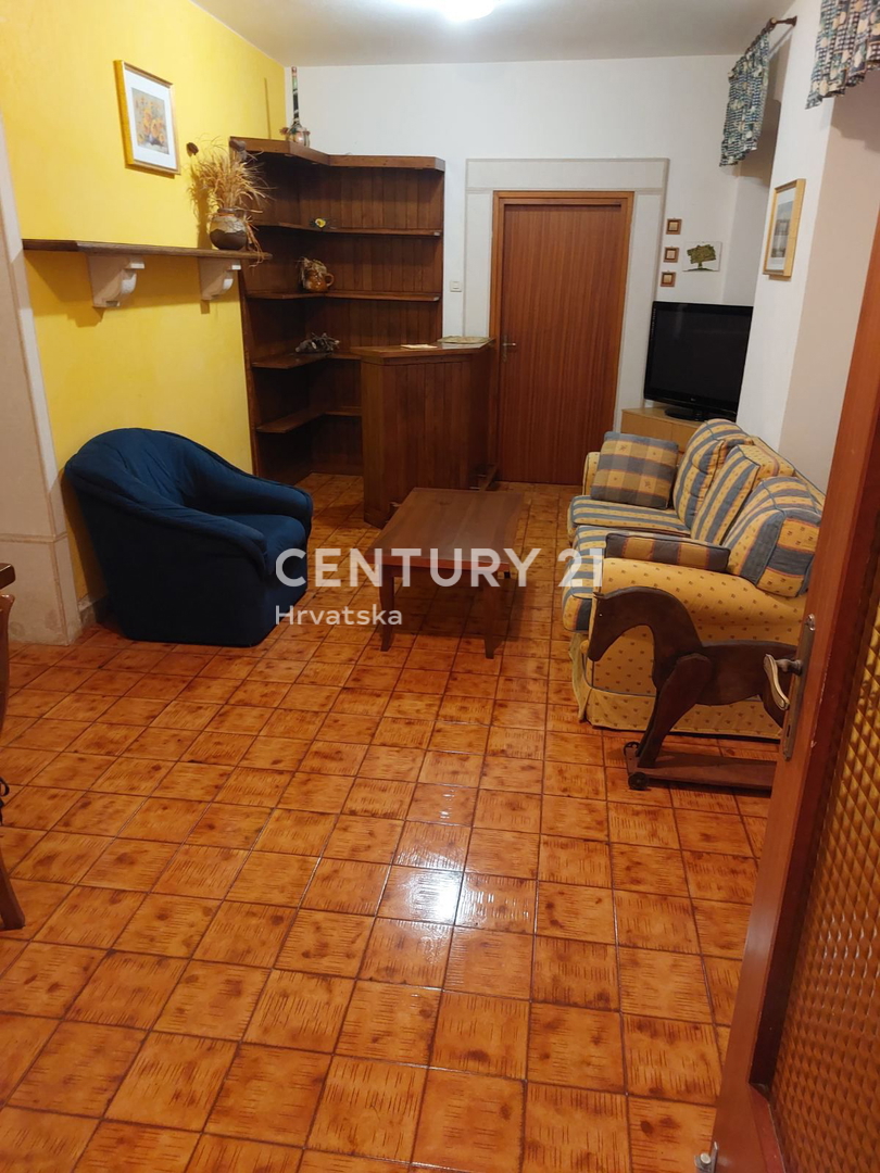 LABIN, NEDEŠĆINA, HIŠA Z VELIKIMI SPALNICAMI, NEKDANJI HOTEL V SREDIŠČU KRAJA