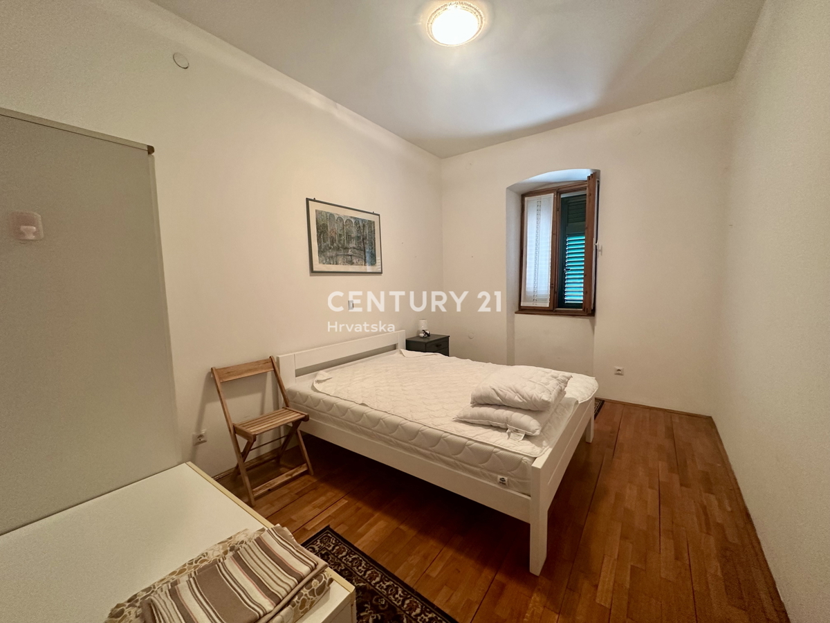 LABIN, NEDEŠĆINA, HIŠA Z VELIKIMI SPALNICAMI, NEKDANJI HOTEL V SREDIŠČU KRAJA