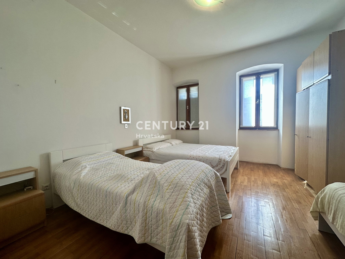 LABIN, NEDEŠĆINA, HIŠA Z VELIKIMI SPALNICAMI, NEKDANJI HOTEL V SREDIŠČU KRAJA