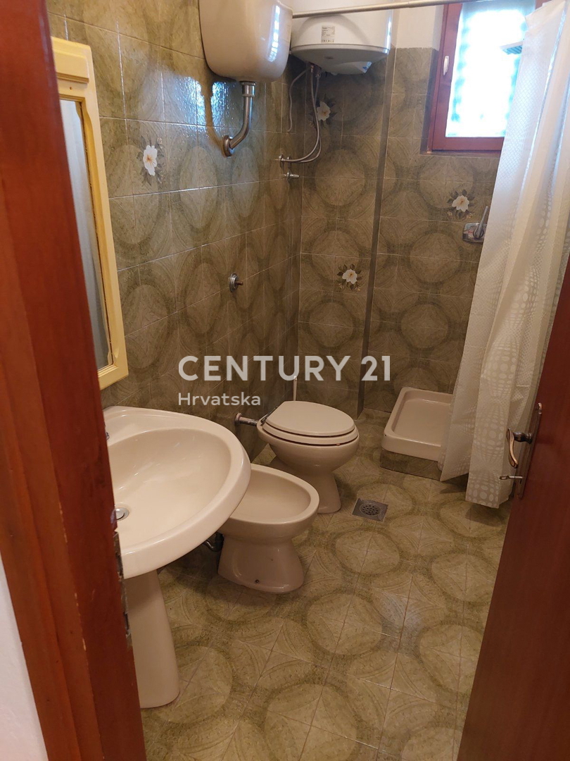 LABIN, NEDEŠĆINA, HIŠA Z VELIKIMI SPALNICAMI, NEKDANJI HOTEL V SREDIŠČU KRAJA