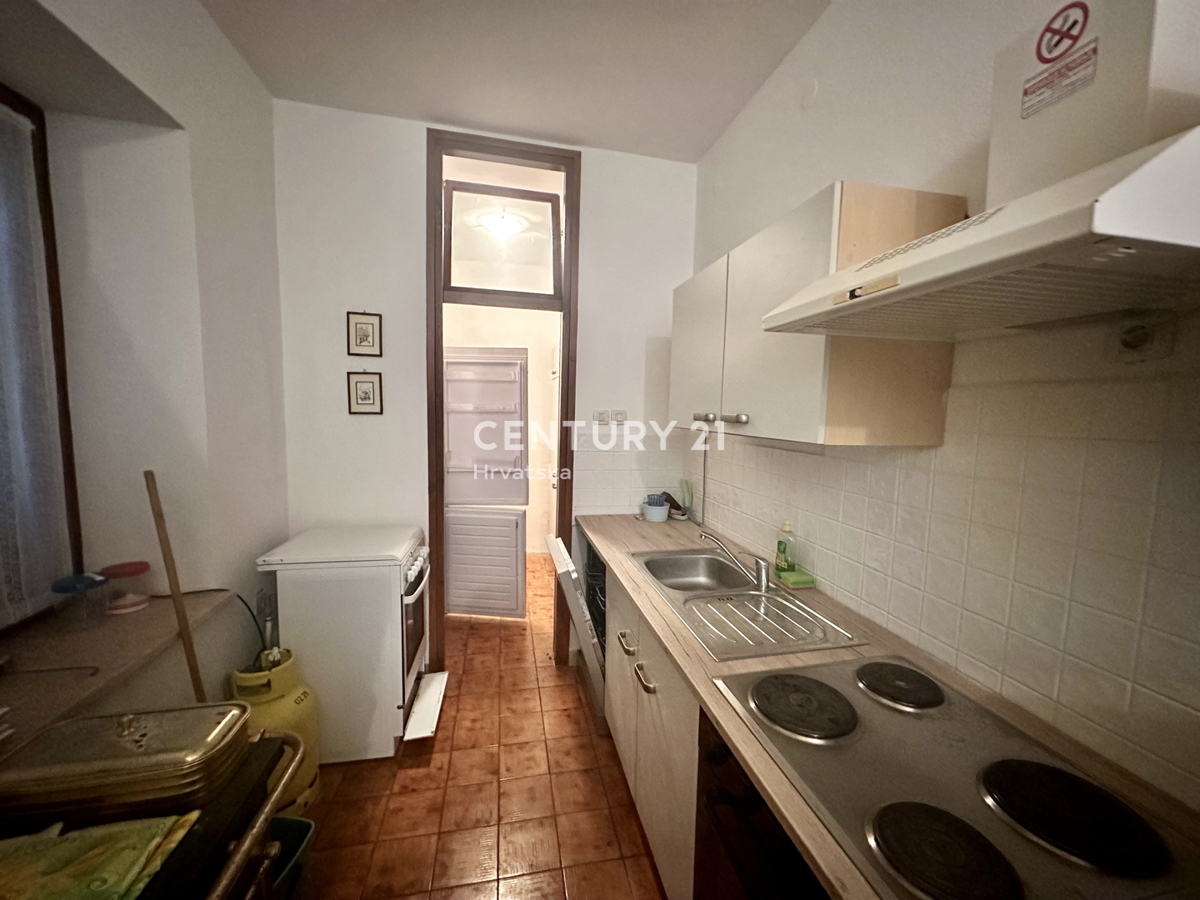 LABIN, NEDEŠĆINA, HIŠA Z VELIKIMI SPALNICAMI, NEKDANJI HOTEL V SREDIŠČU KRAJA