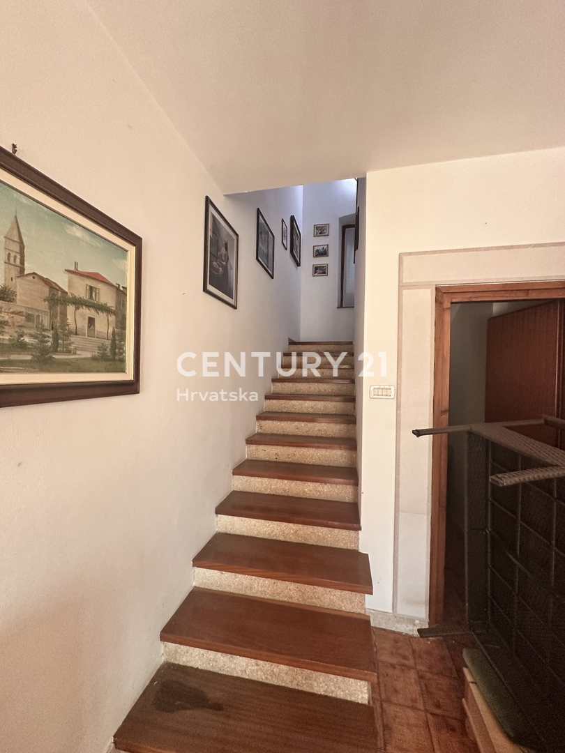 LABIN, NEDEŠĆINA, HIŠA Z VELIKIMI SPALNICAMI, NEKDANJI HOTEL V SREDIŠČU KRAJA