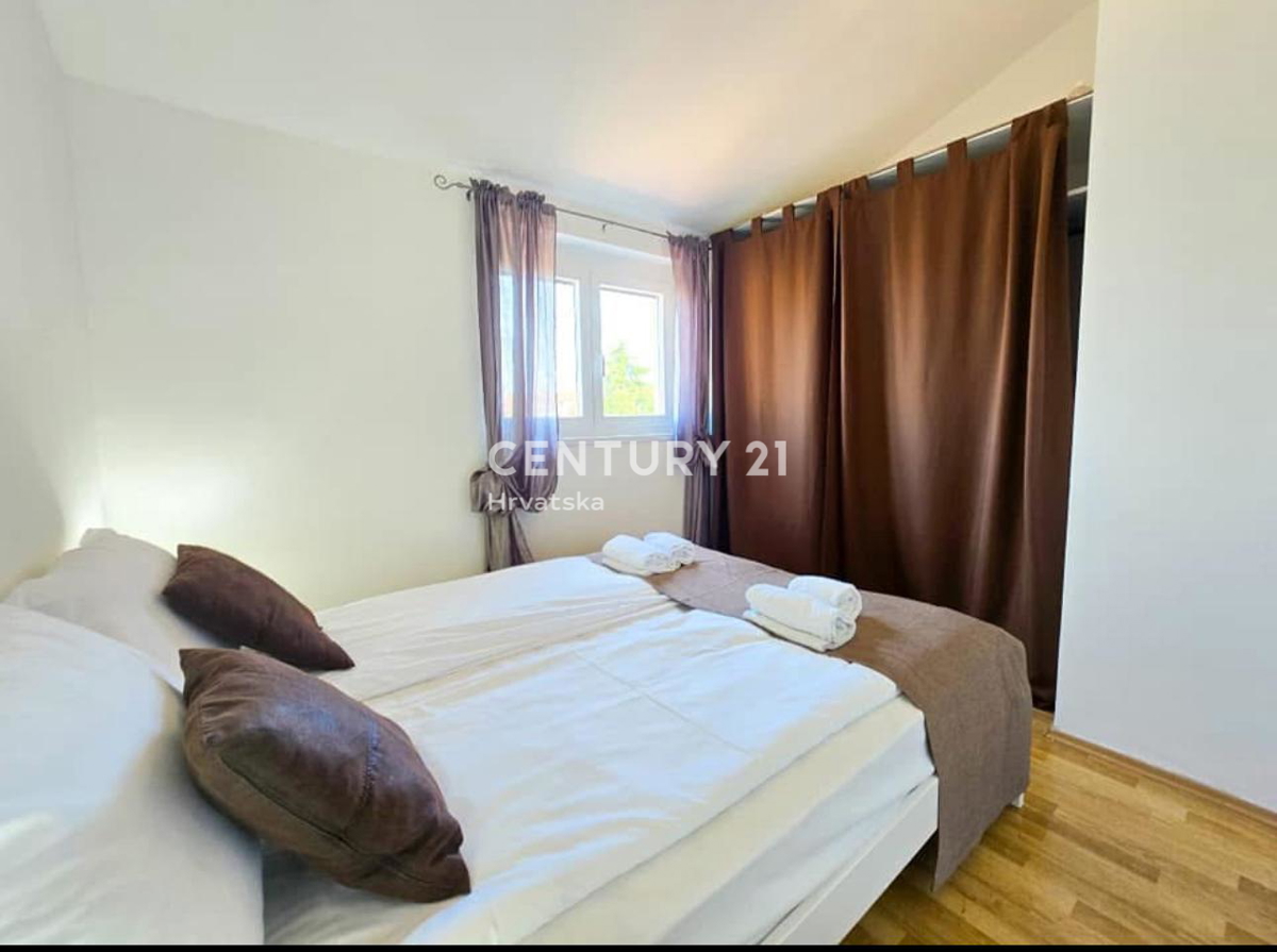 POREČ, PRODAJA, DVONADSTROPNO STANOVANJE S POGLEDOM NA MORJE