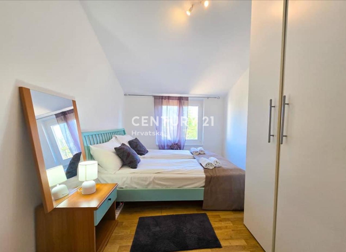 POREČ, PRODAJA, DVONADSTROPNO STANOVANJE S POGLEDOM NA MORJE