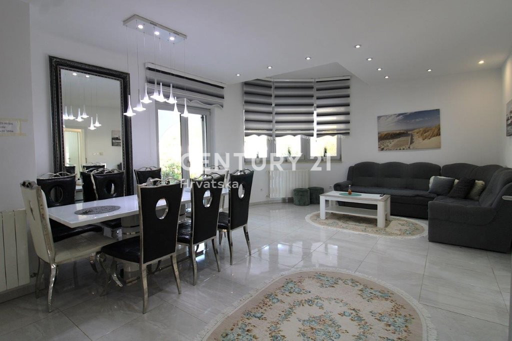 POREČ, PRODAJA SE HIŠA, PRIZEMLJE SAMO 7 KM OD CENTRA IN MORJA