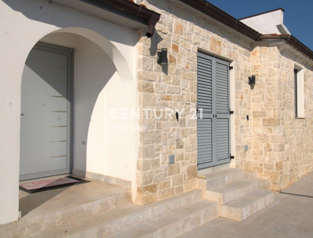 POREČ, PRODAJA SE HIŠA, PRIZEMLJE SAMO 7 KM OD CENTRA IN MORJA