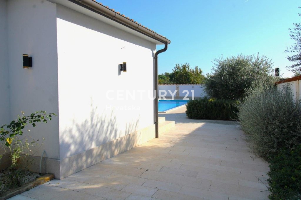 POREČ, PRODAJA SE HIŠA, PRIZEMLJE SAMO 7 KM OD CENTRA IN MORJA