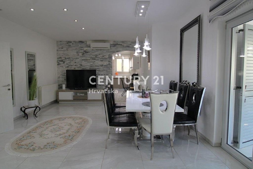 POREČ, PRODAJA SE HIŠA, PRIZEMLJE SAMO 7 KM OD CENTRA IN MORJA