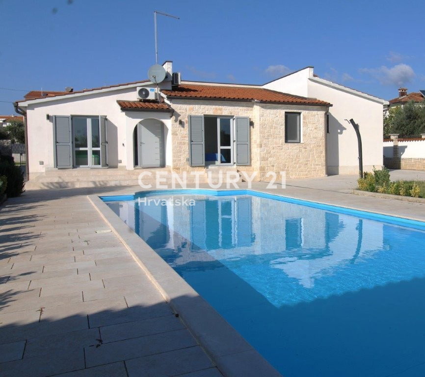 POREČ, PRODAJA SE HIŠA, PRIZEMLJE SAMO 7 KM OD CENTRA IN MORJA