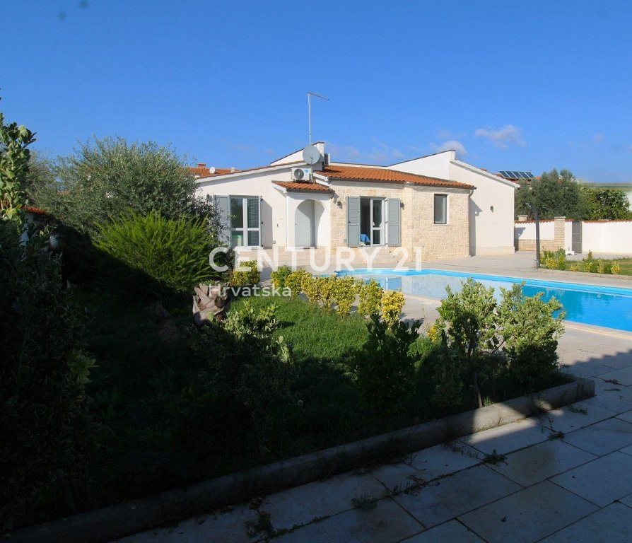 POREČ, PRODAJA SE HIŠA, PRIZEMLJE SAMO 7 KM OD CENTRA IN MORJA