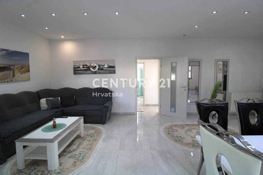 POREČ, PRODAJA SE HIŠA, PRIZEMLJE SAMO 7 KM OD CENTRA IN MORJA