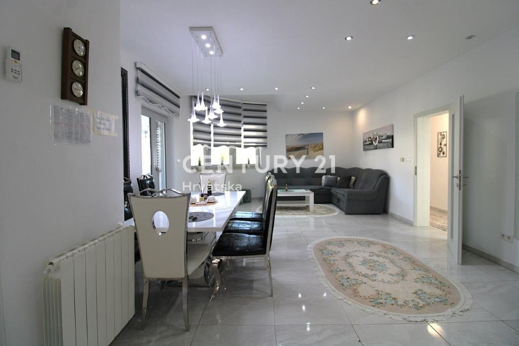 POREČ, PRODAJA SE HIŠA, PRIZEMLJE SAMO 7 KM OD CENTRA IN MORJA