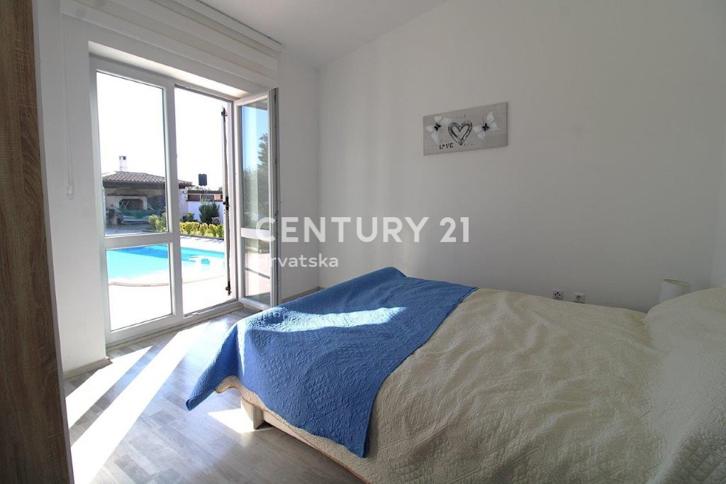 POREČ, PRODAJA SE HIŠA, PRIZEMLJE SAMO 7 KM OD CENTRA IN MORJA