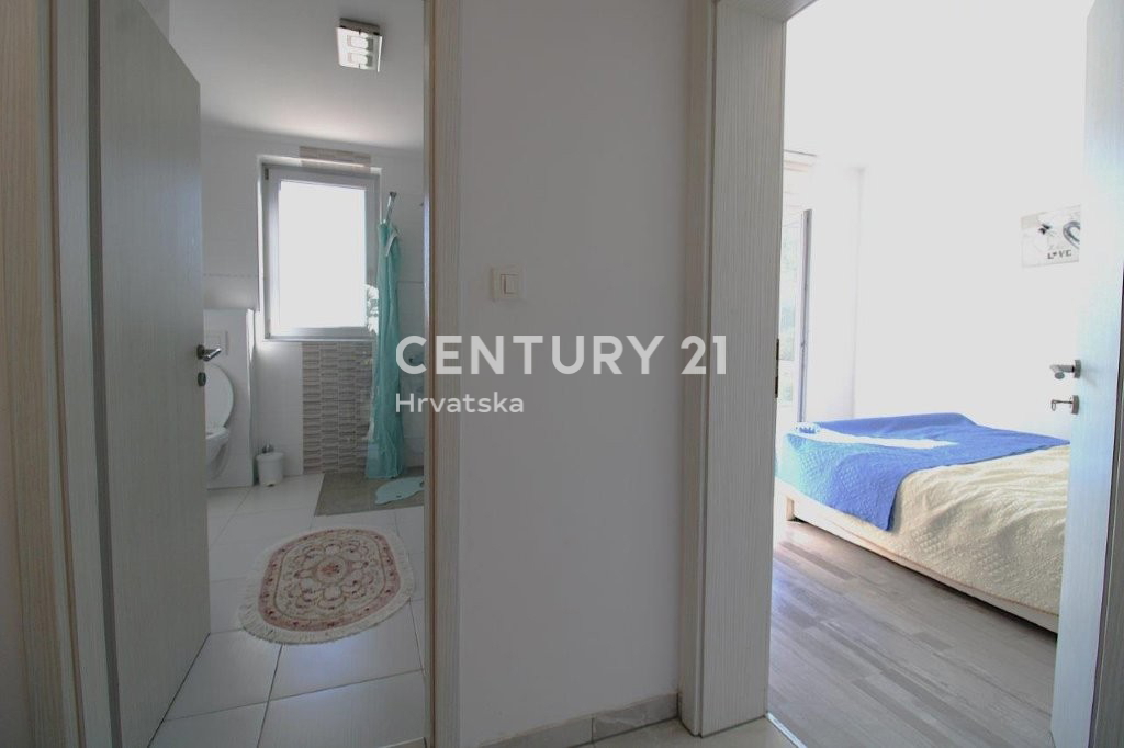 POREČ, PRODAJA SE HIŠA, PRIZEMLJE SAMO 7 KM OD CENTRA IN MORJA