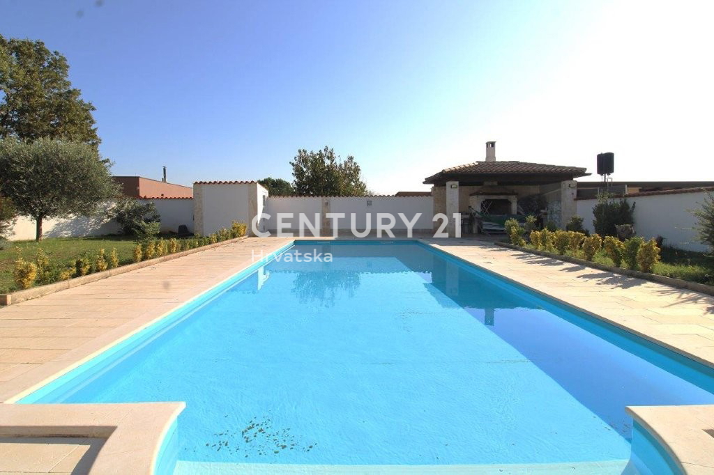 POREČ, PRODAJA SE HIŠA, PRIZEMLJE SAMO 7 KM OD CENTRA IN MORJA