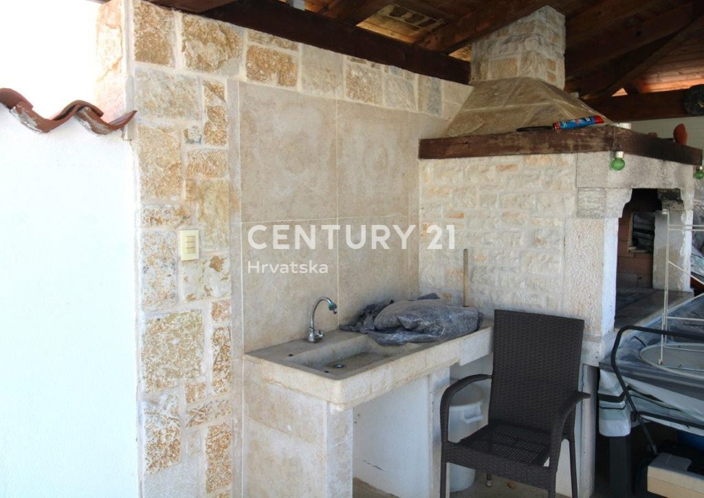 POREČ, PRODAJA SE HIŠA, PRIZEMLJE SAMO 7 KM OD CENTRA IN MORJA