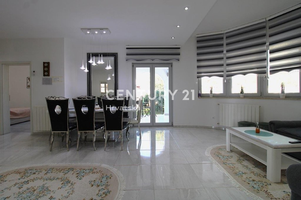 POREČ, PRODAJA SE HIŠA, PRIZEMLJE SAMO 7 KM OD CENTRA IN MORJA