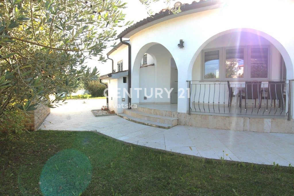 POREČ, PRODAJA SE HIŠA, PRIZEMLJE SAMO 7 KM OD CENTRA IN MORJA