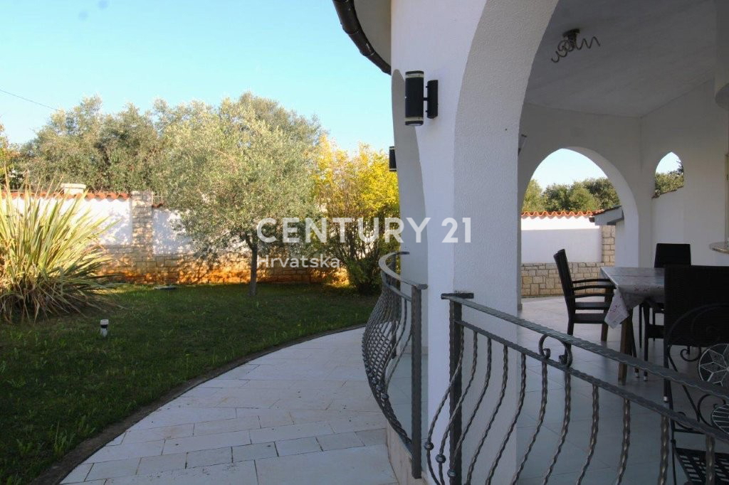 POREČ, PRODAJA SE HIŠA, PRIZEMLJE SAMO 7 KM OD CENTRA IN MORJA