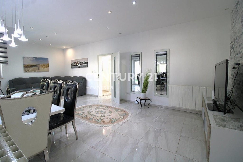 POREČ, PRODAJA SE HIŠA, PRIZEMLJE SAMO 7 KM OD CENTRA IN MORJA