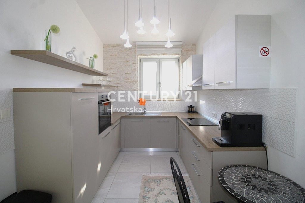 POREČ, PRODAJA SE HIŠA, PRIZEMLJE SAMO 7 KM OD CENTRA IN MORJA