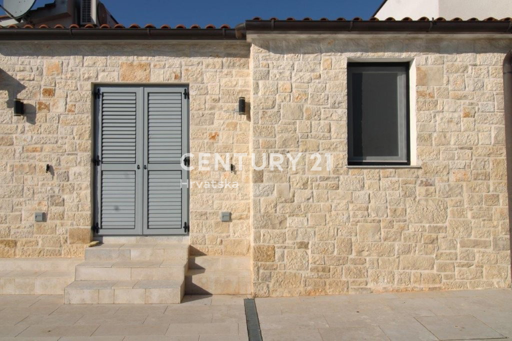 POREČ, PRODAJA SE HIŠA, PRIZEMLJE SAMO 7 KM OD CENTRA IN MORJA