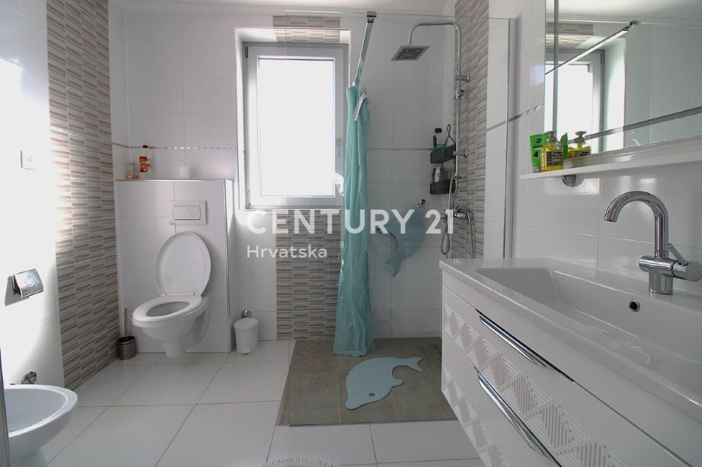 POREČ, PRODAJA SE HIŠA, PRIZEMLJE SAMO 7 KM OD CENTRA IN MORJA